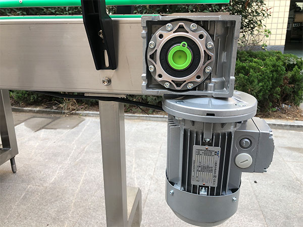 全自動牛肉醬干濕分離灌裝機(jī)細(xì)節(jié)圖