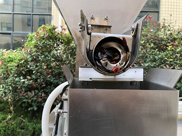 鄭州全套剁椒醬灌裝設(shè)備實(shí)拍