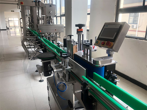 組合型醬料稱重灌裝機(jī)實拍圖