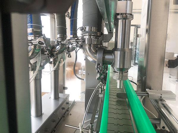 組合型醬料稱重灌裝機(jī)實拍圖